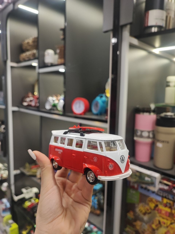 ماشین فلزی کلاسیک ون - تصویر 3